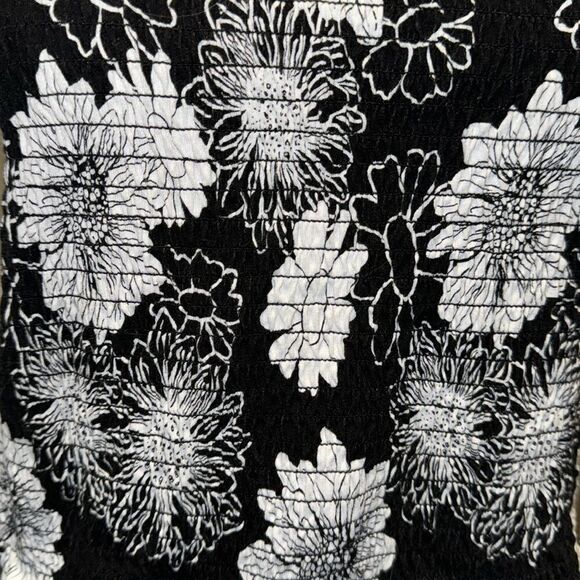 SO FLORAL black & white  stretch ruffle top - Picture 3 of 6